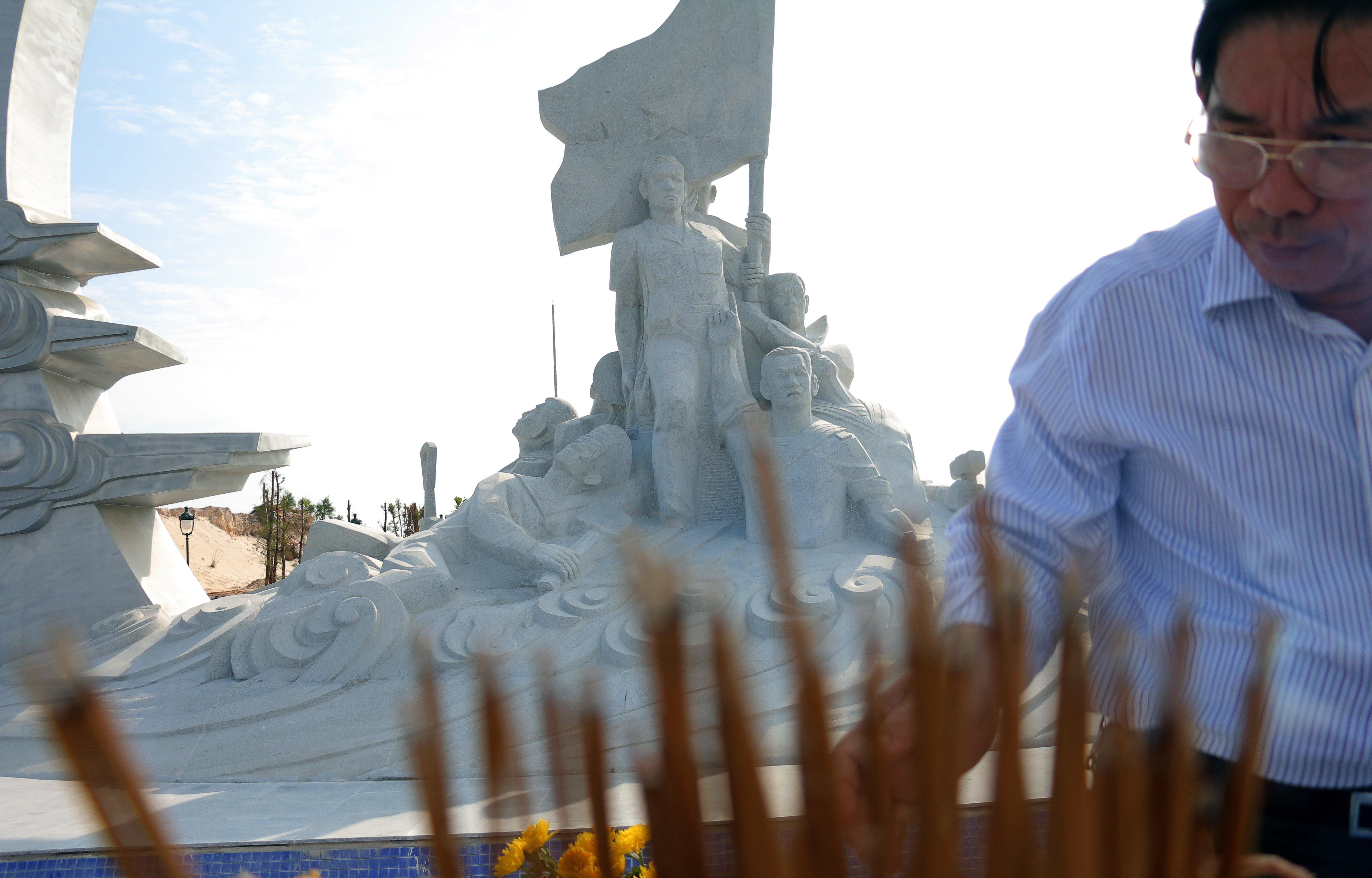 Dang huong tuong niem 64 chien si hy sinh o Gac Ma hinh anh