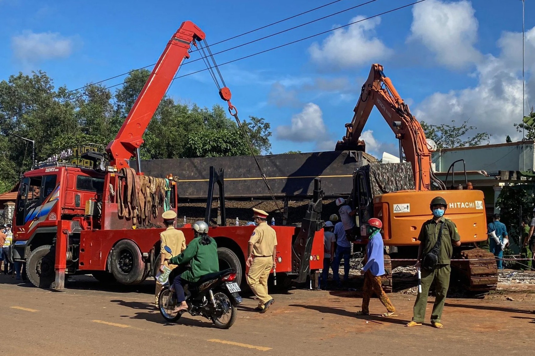 Oto tai lat vao quan an, 2 nguoi chet, 6 nguoi bi thuong hinh anh