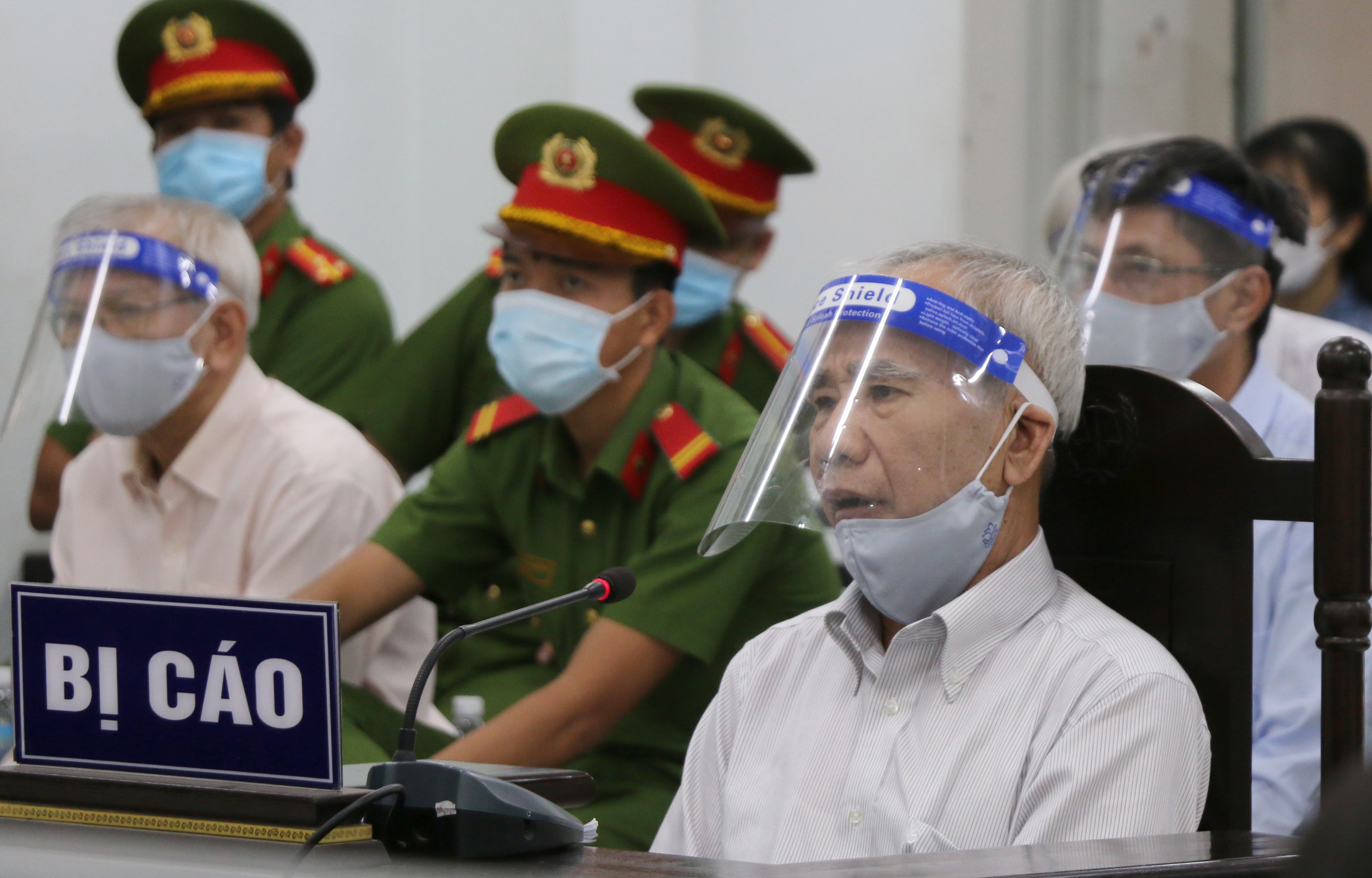 Nguyen pho chu tich Khanh Hoa: 'Thay ho so tren ban, toi ky thoi' hinh anh