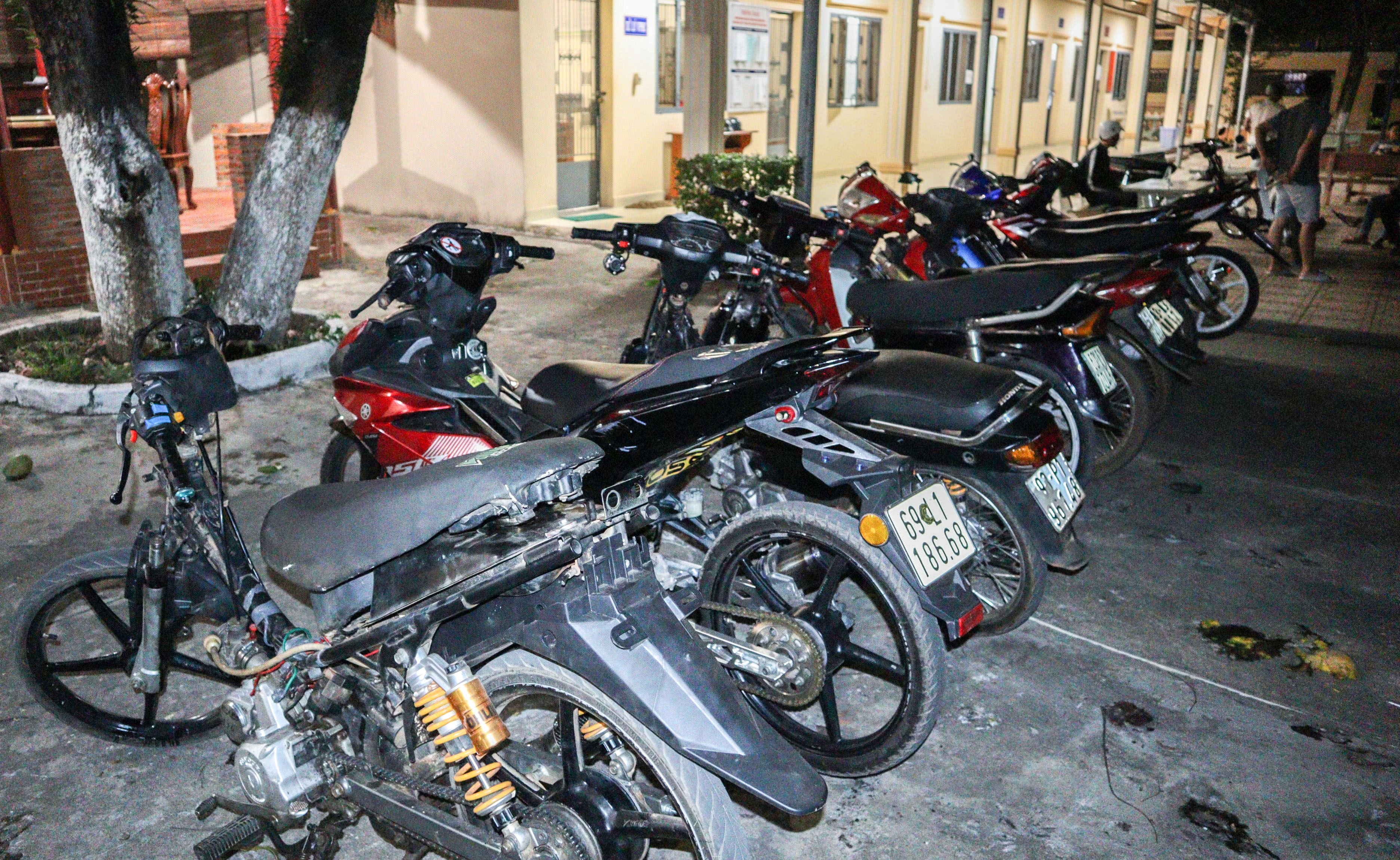 Vay bat nhom net po, lang lach trong dem hinh anh