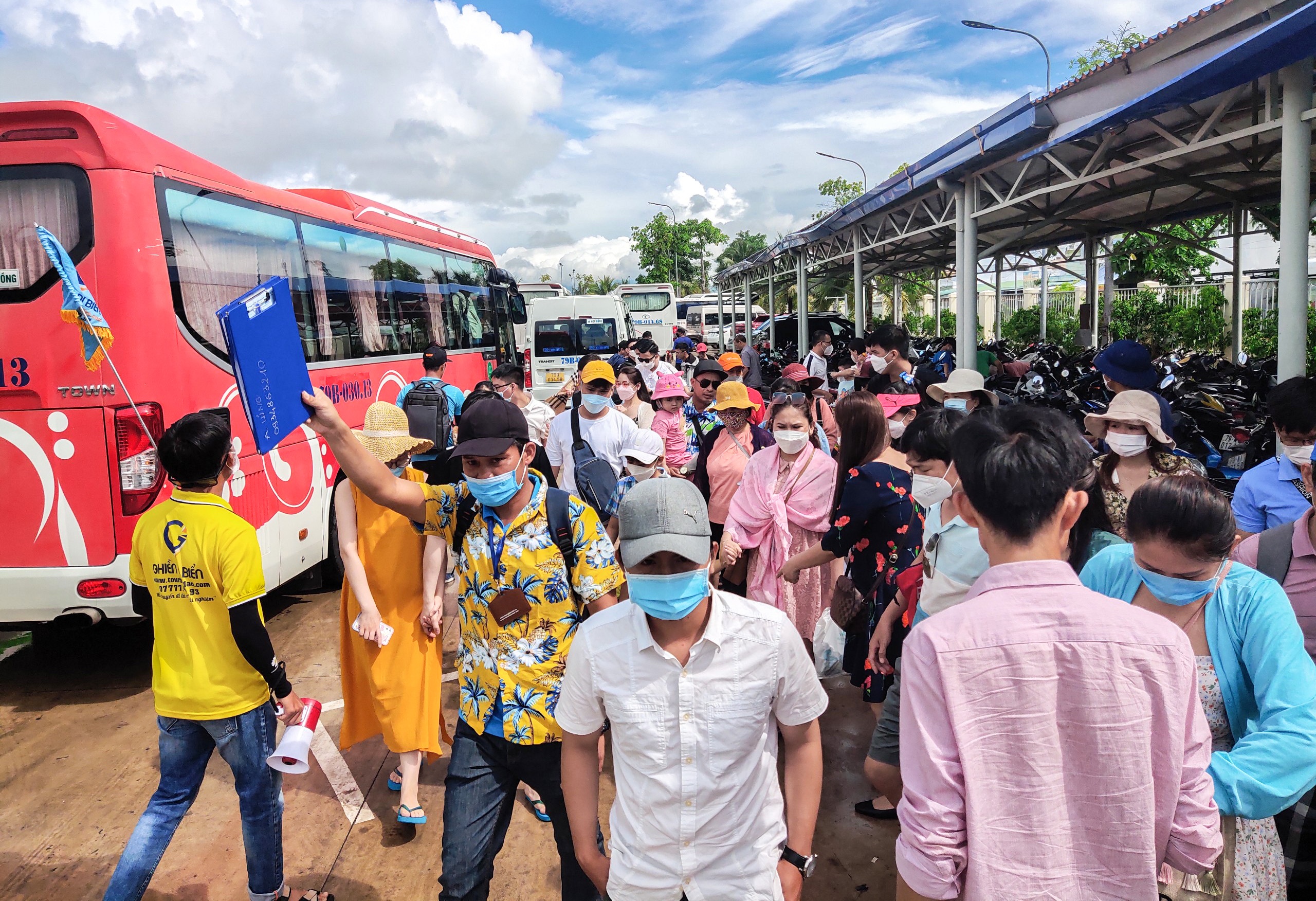 Du khach chen chan di tour bien dao Nha Trang ngay dau nghi le hinh anh