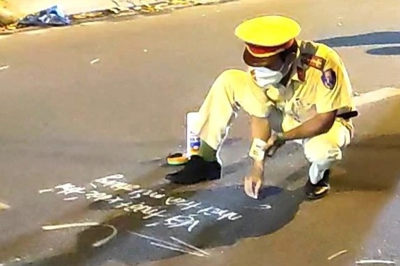 Tai xe Mercedes dung xe truy sat nguoi dan ong sau va cham hinh anh