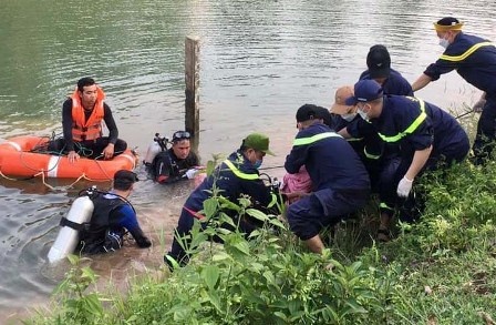 Hai nam sinh lop 9 mat tich khi di cau ca hinh anh