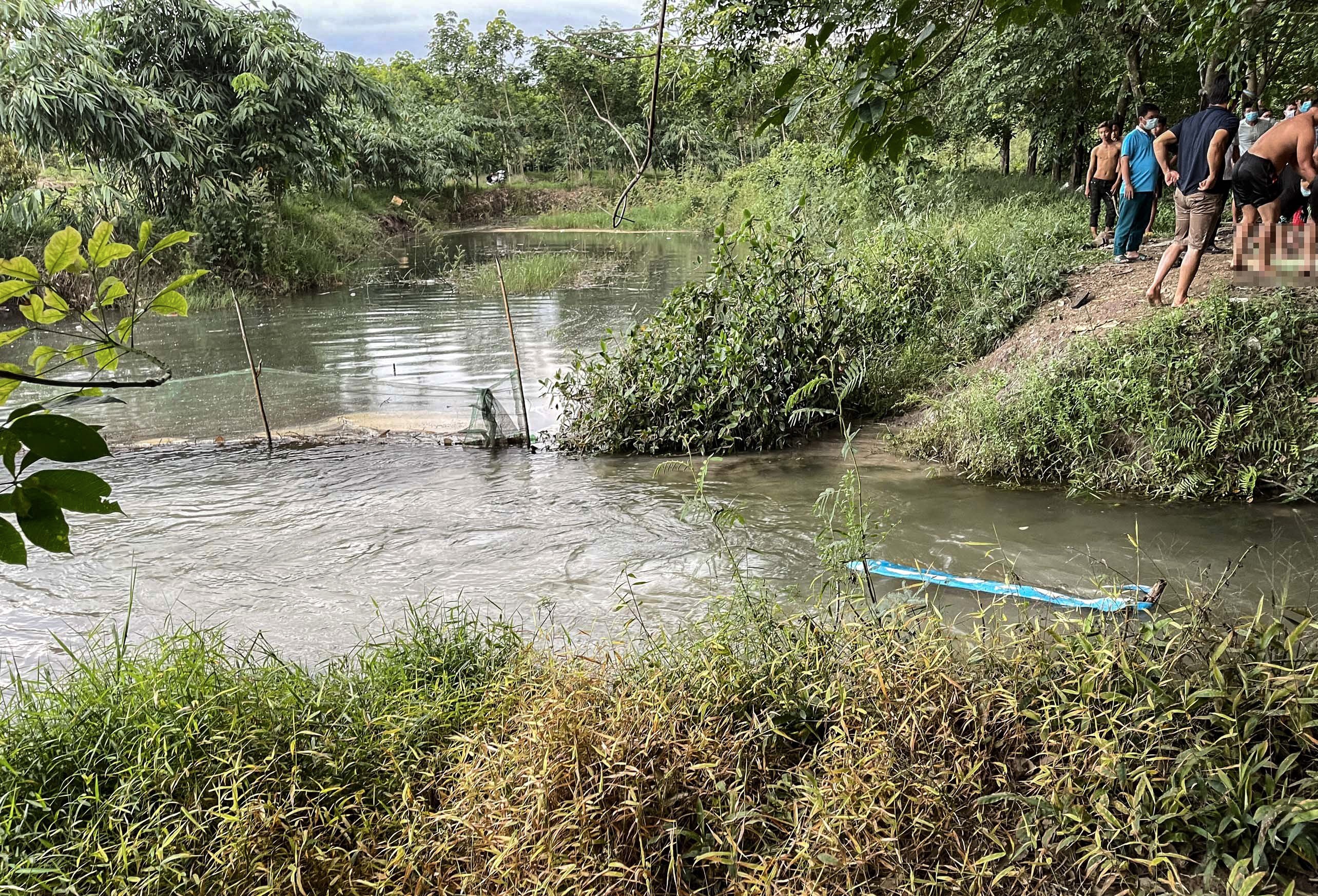 hoc sinh lop 9 duoi nuoc anh 1