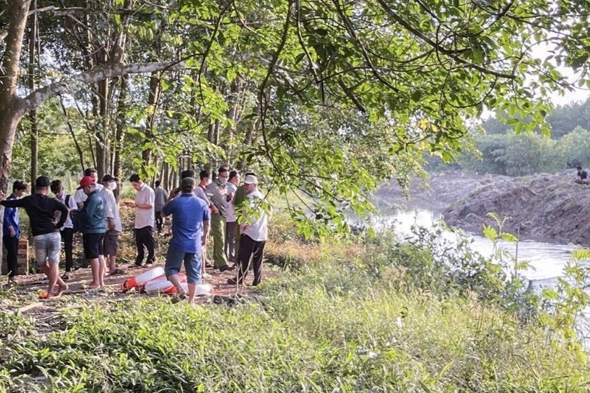 Tim thay thi the nam sinh lop 9 duoi nuoc khi di cau ca hinh anh