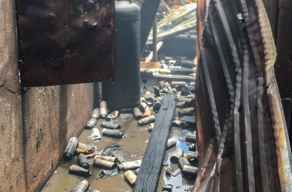 Hai vo chong bi bong nang sau tieng no lon o co so sang chiet gas hinh anh