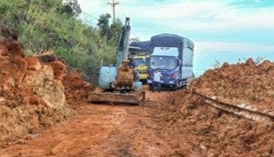 Dat da tu tren nui bat ngo do ap xuong quoc lo hinh anh