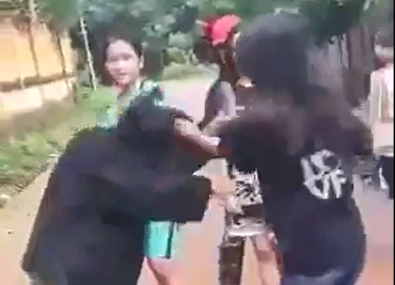 Nhom nu sinh danh hoi dong ban cung truong hinh anh