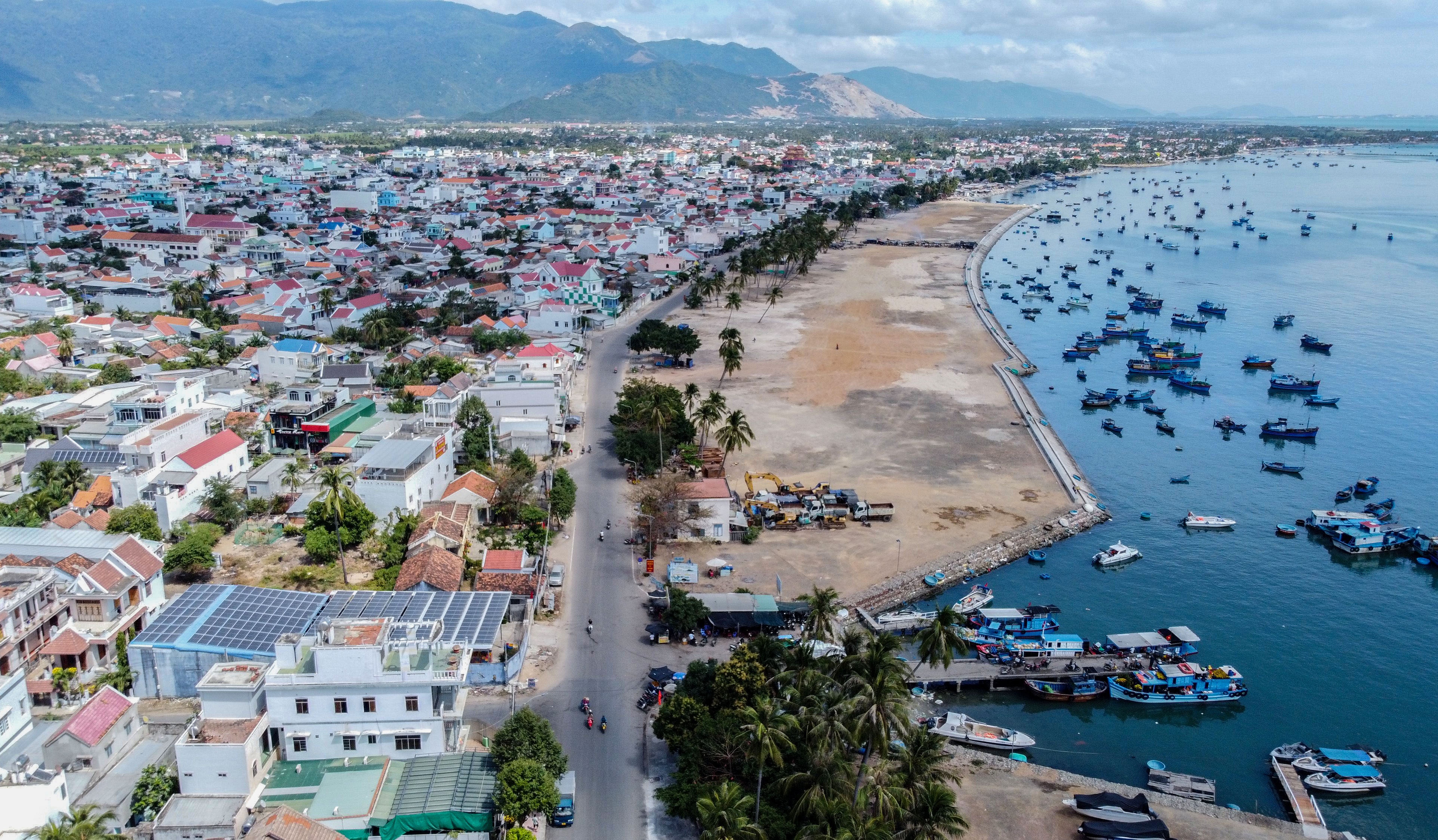 Gia dat khu kinh te Van Phong anh 2