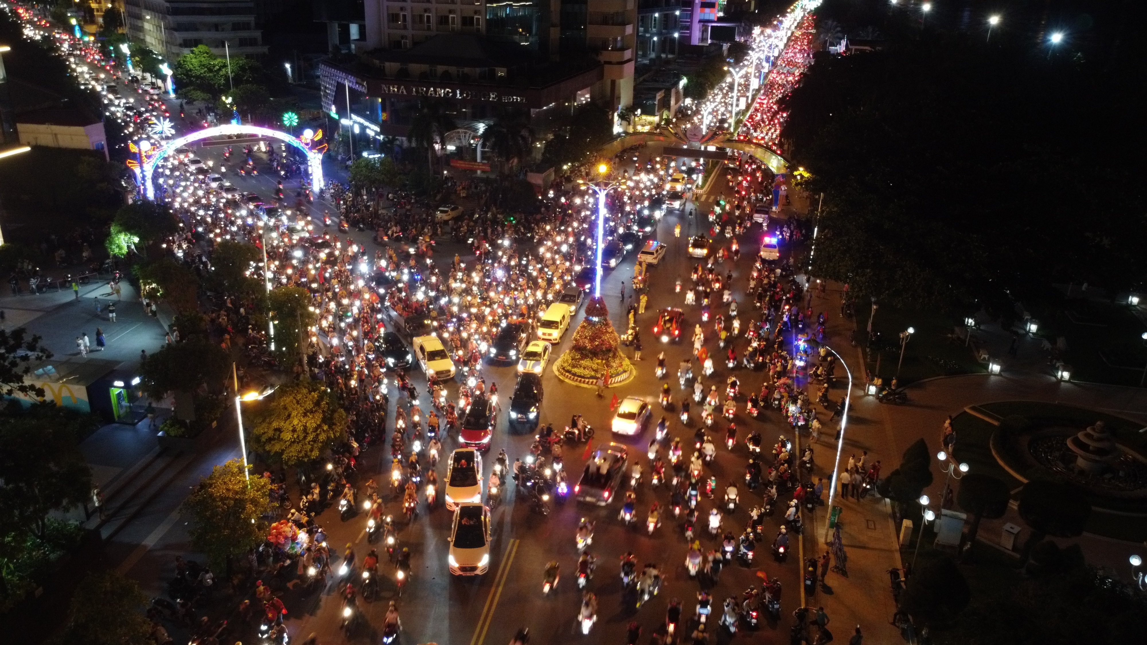 Hang nghin nguoi Nha Trang do ra quang truong mung chien thang hinh anh