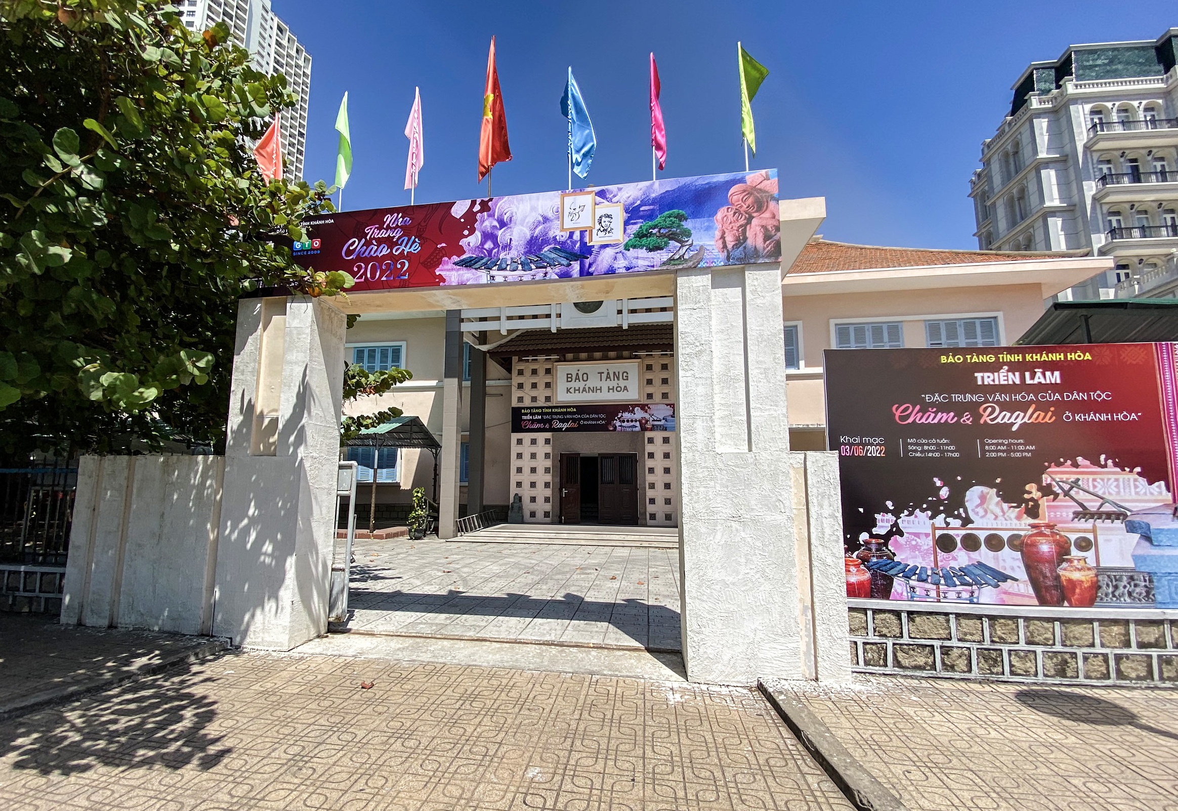 nhan vien bao tang gia ho so anh 2