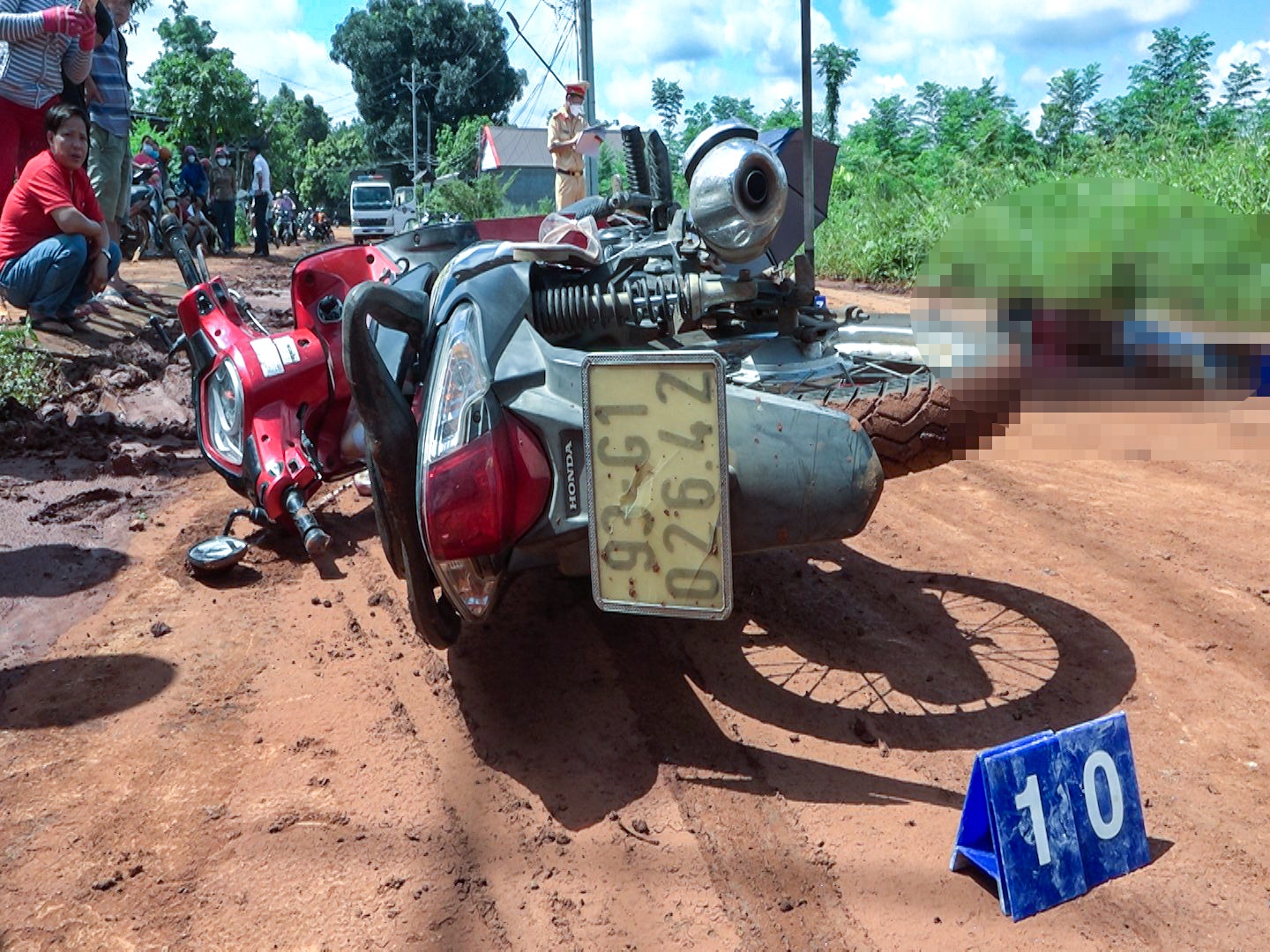 Be gai 9 tuoi bi xe tai can tu vong tren duong di tiem vaccine hinh anh