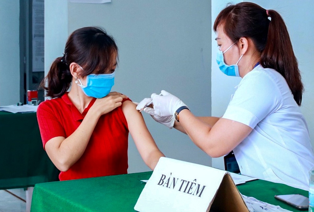 Binh Phuoc de nghi nguoi dan ky giay cam ket neu khong tiem vaccine hinh anh