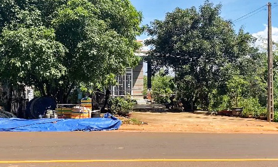 Can bo tu phap tu vong voi vet thuong tren nguc hinh anh