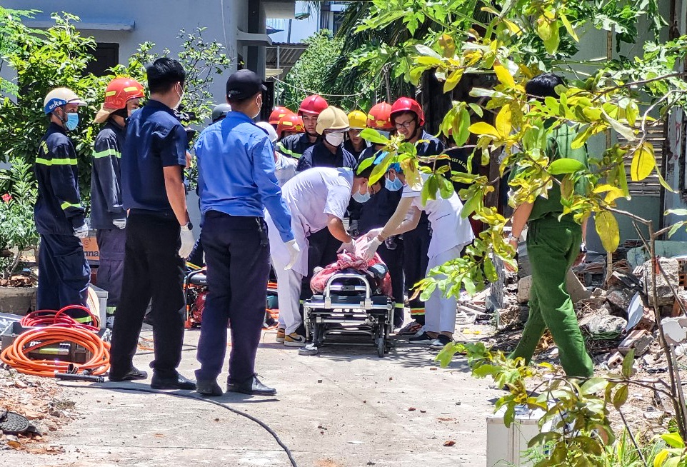 Sap tuong nha o Nha Trang, 2 nguoi bi vui lap hinh anh