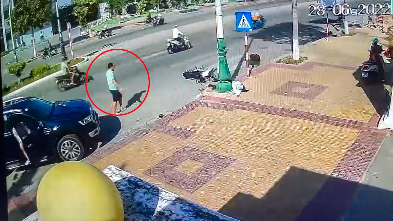 Va cham voi oto cua can bo quan doi, nu sinh tu vong hinh anh