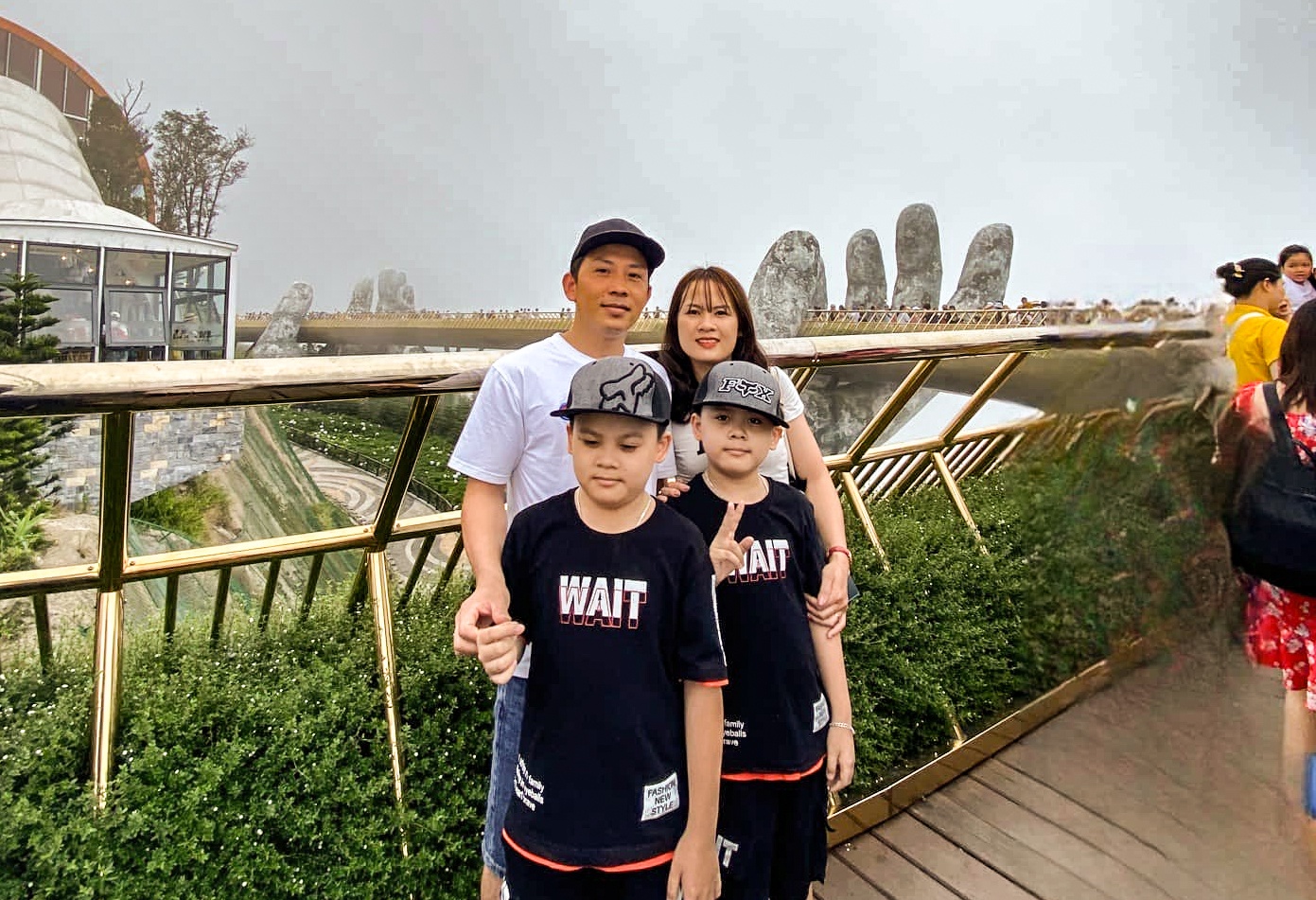 Du khach doi chuyen di do ve may bay tang gia hinh anh