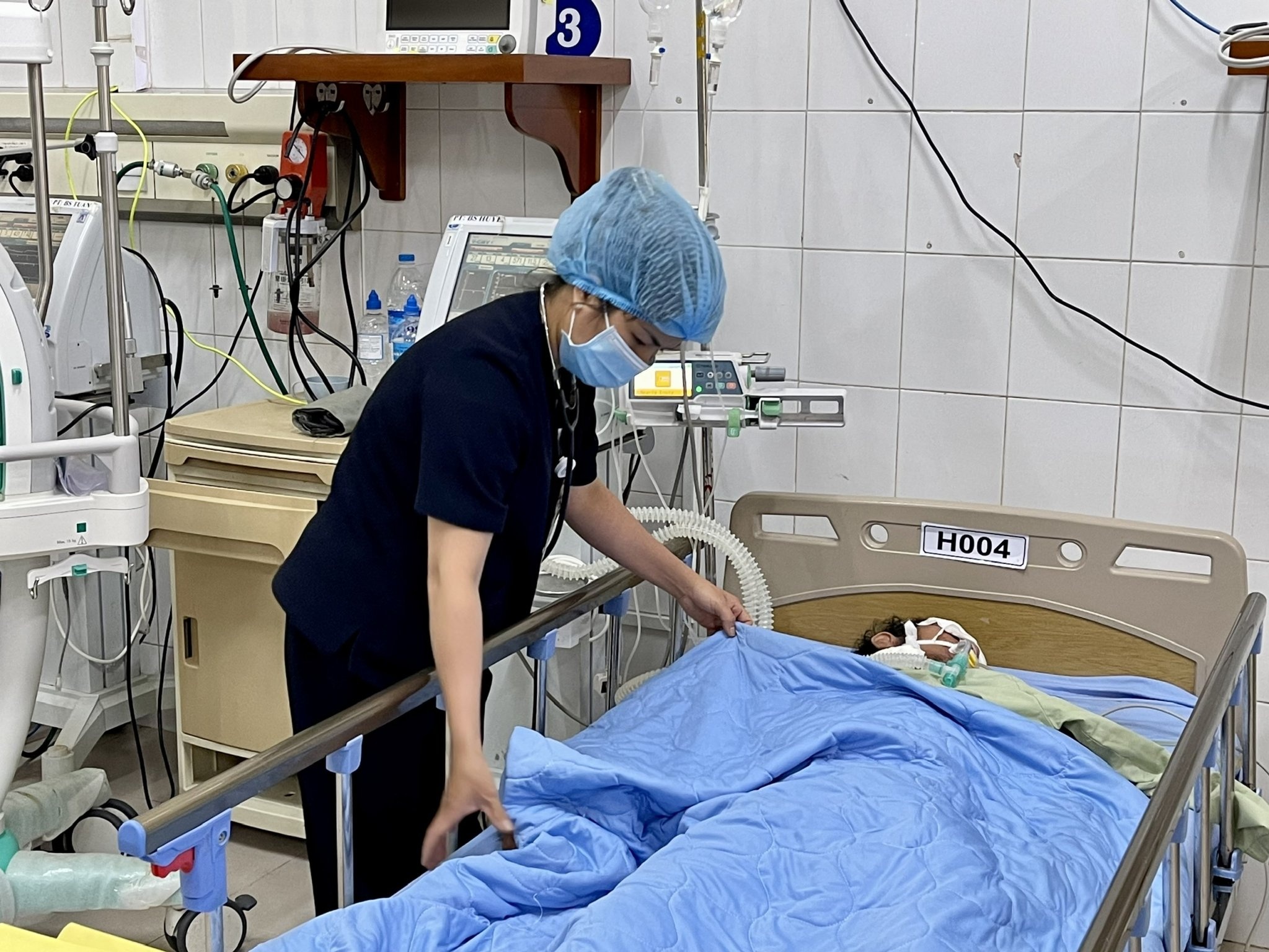 Hai anh em ruot tu vong da uong ruou nhieu ngay lien tuc hinh anh