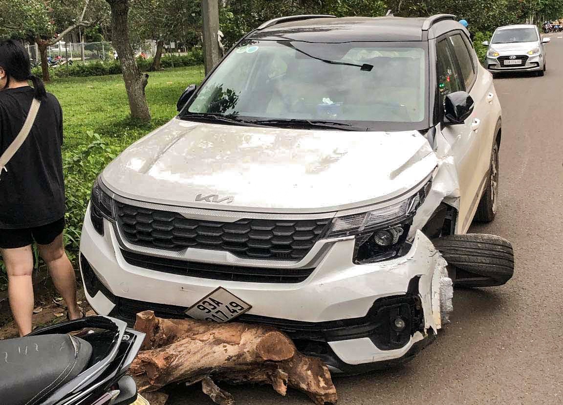 Nu tai xe say xin gay tai nan roi bo chay o Binh Phuoc hinh anh