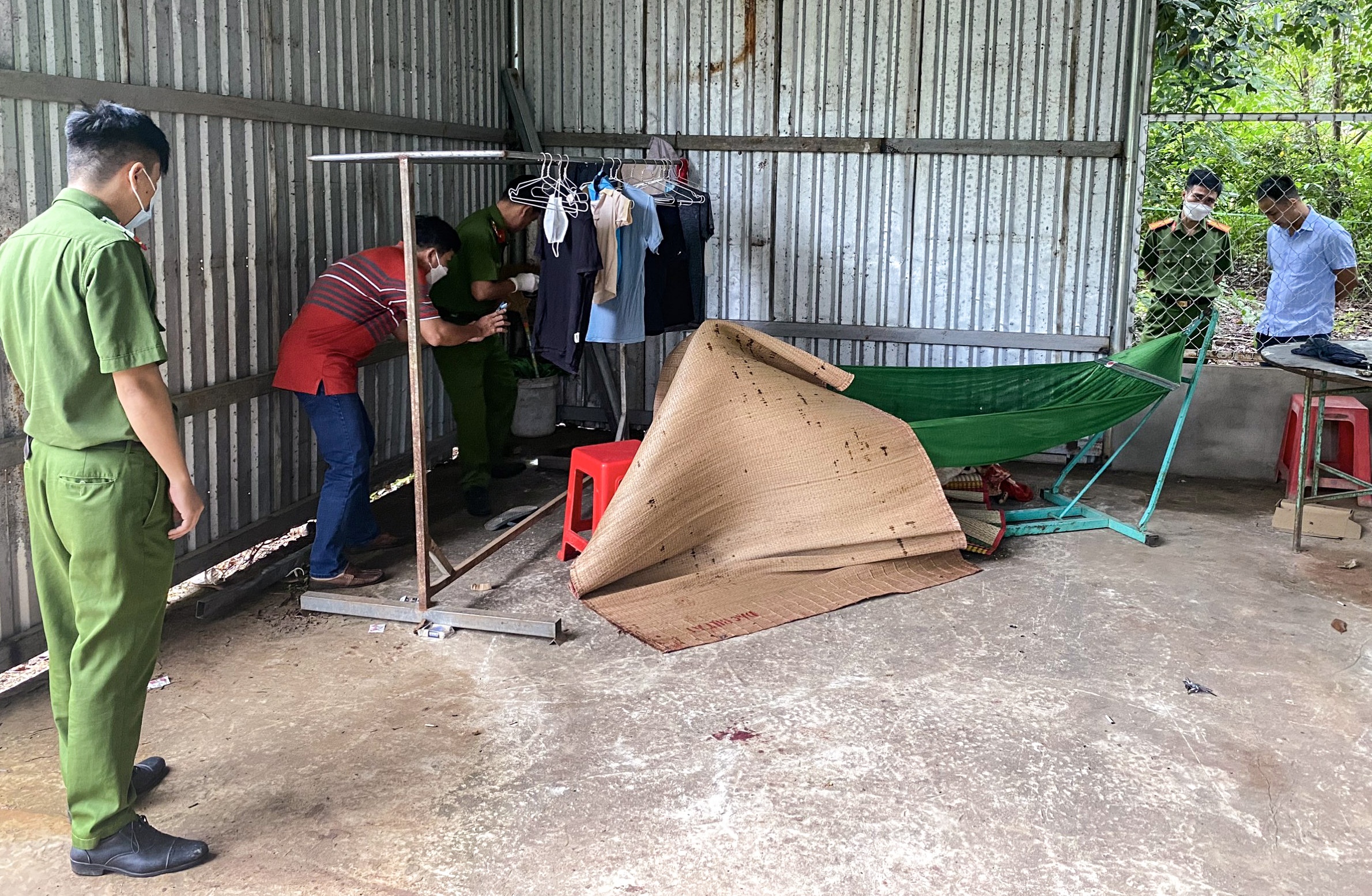 Nghi can tu vong sau khi sat hai nguoi tinh hinh anh