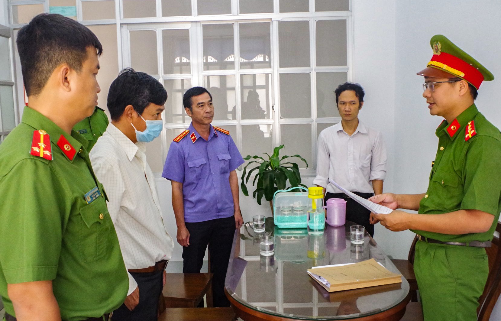 Khoi to truong phong giao duc lam that thoat gan 300 trieu dong hinh anh