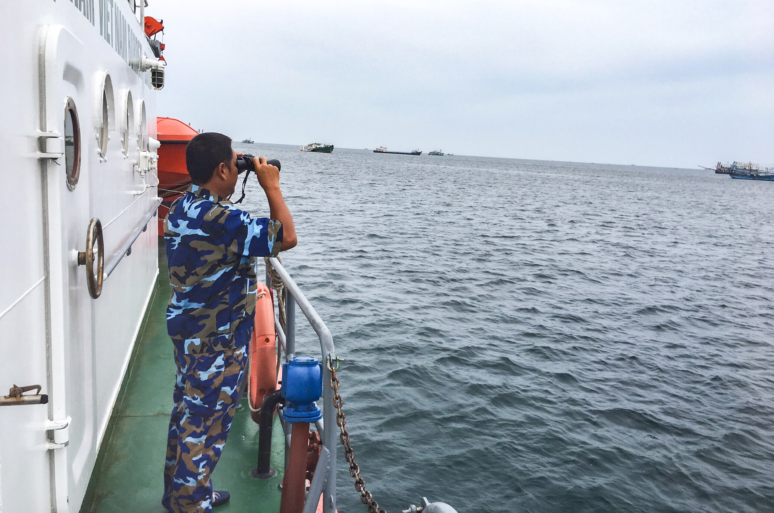 Canh sat bien dieu tau dua 4 ngu dan Binh Thuan vao bo hinh anh