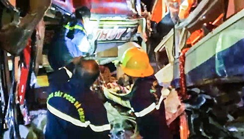 Xe khach tong nhau, 2 nguoi mac ket trong cabin hinh anh