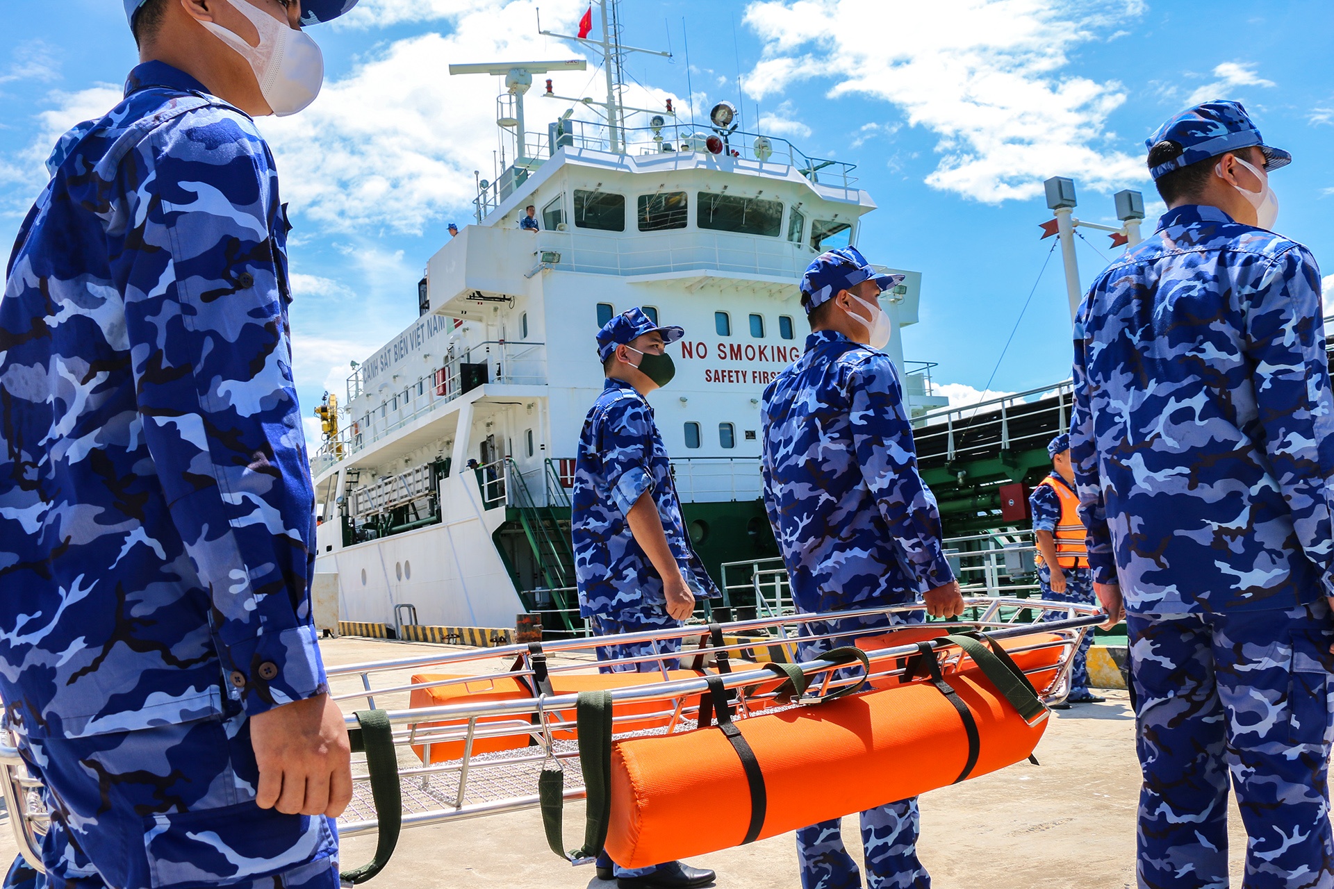 canh sat cuu ngu dan anh 3