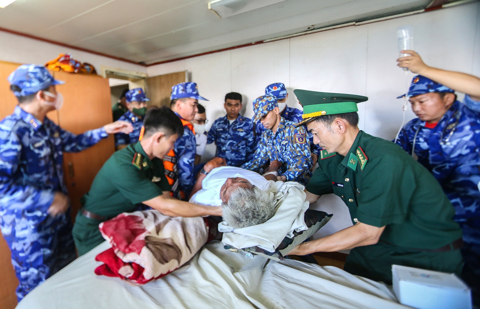 canh sat cuu ngu dan anh 4