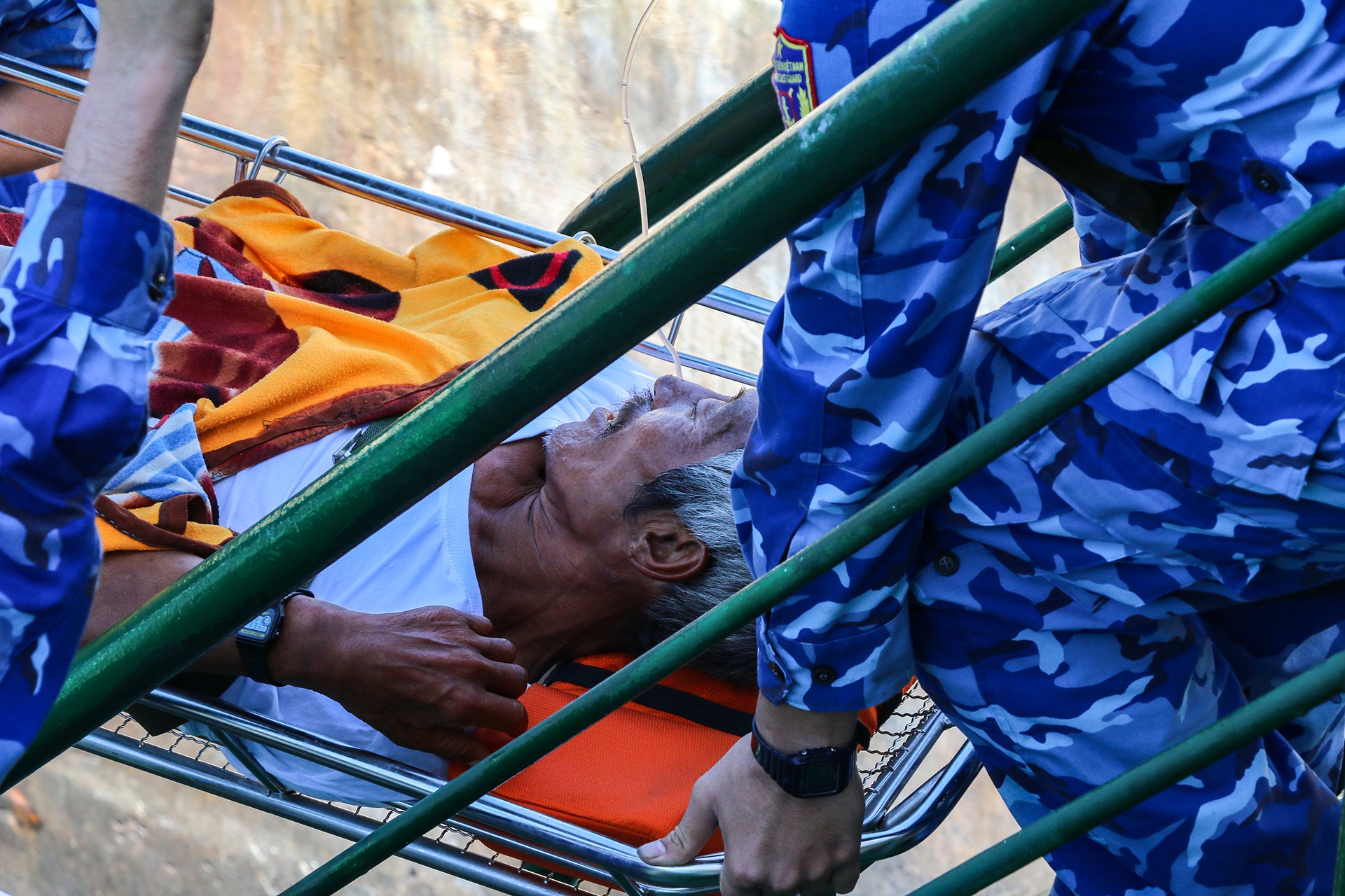 canh sat cuu ngu dan anh 5