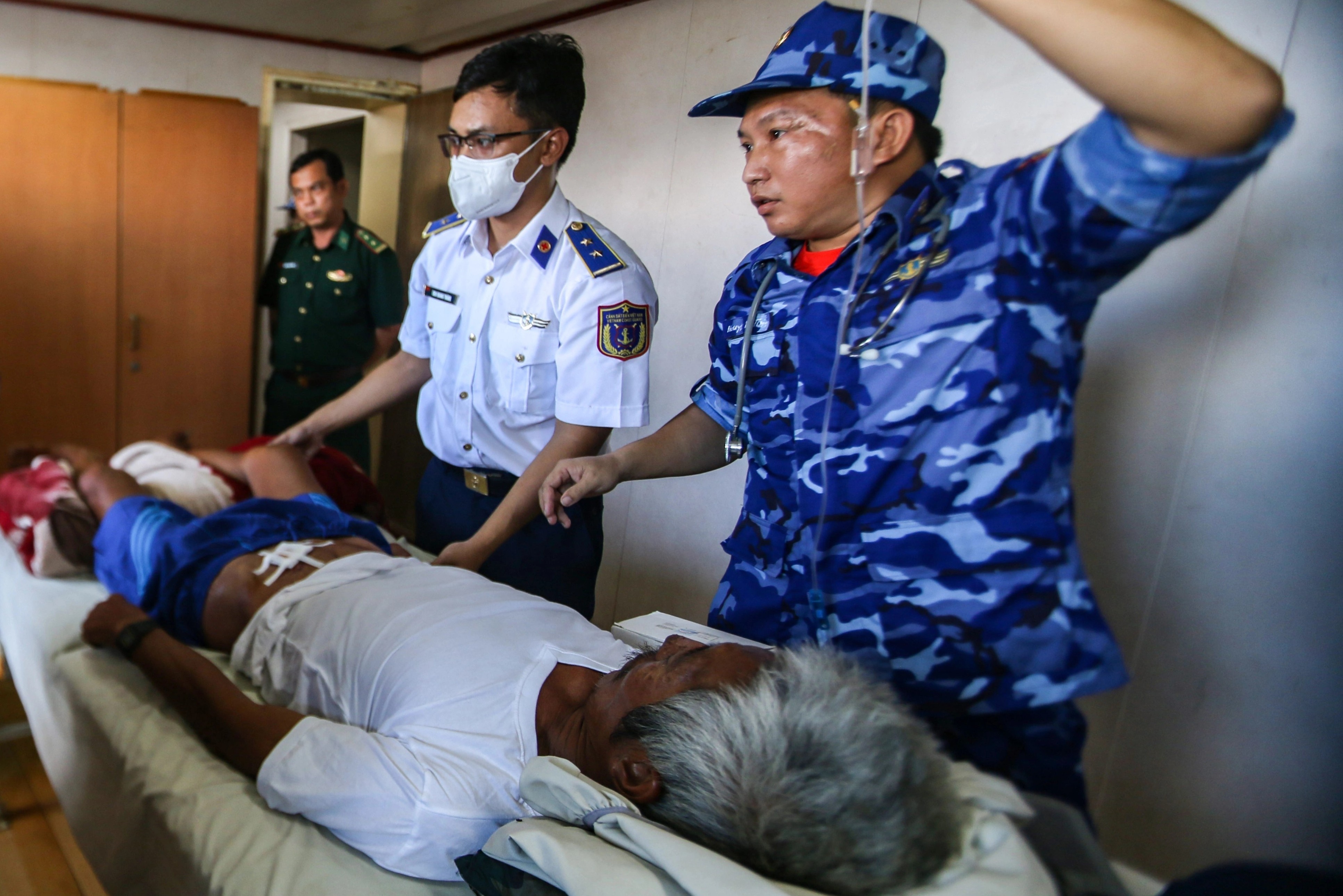 Tau Canh sat bien dua 4 ngu dan tau Binh Thuan vao dat lien cap cuu hinh anh