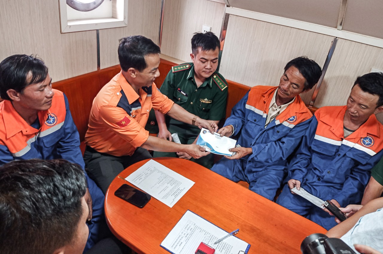 Chim tau ca Binh Dinh, 4 ngu dan troi dat tren bien hinh anh