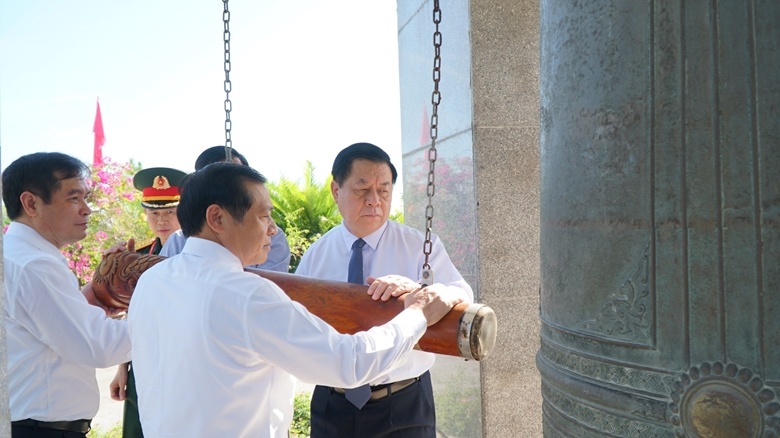 Doan cong tac Ban Tuyen giao T.U dang huong tuong niem tai Quang Tri anh 2