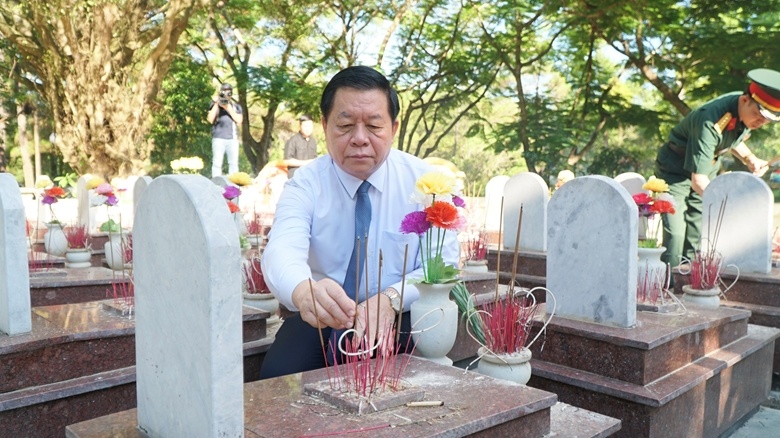 Doan cong tac Ban Tuyen giao T.U dang huong tuong niem tai Quang Tri anh 3