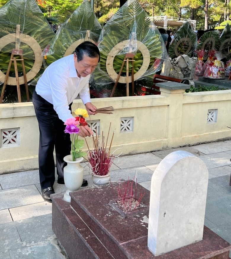 Doan cong tac Ban Tuyen giao T.U dang huong tuong niem tai Quang Tri anh 4