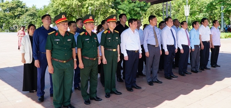 Doan cong tac Ban Tuyen giao T.U dang huong tuong niem tai Quang Tri anh 6