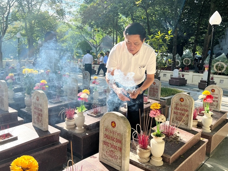 Doan cong tac Ban Tuyen giao T.U dang huong tuong niem tai Quang Tri anh 5