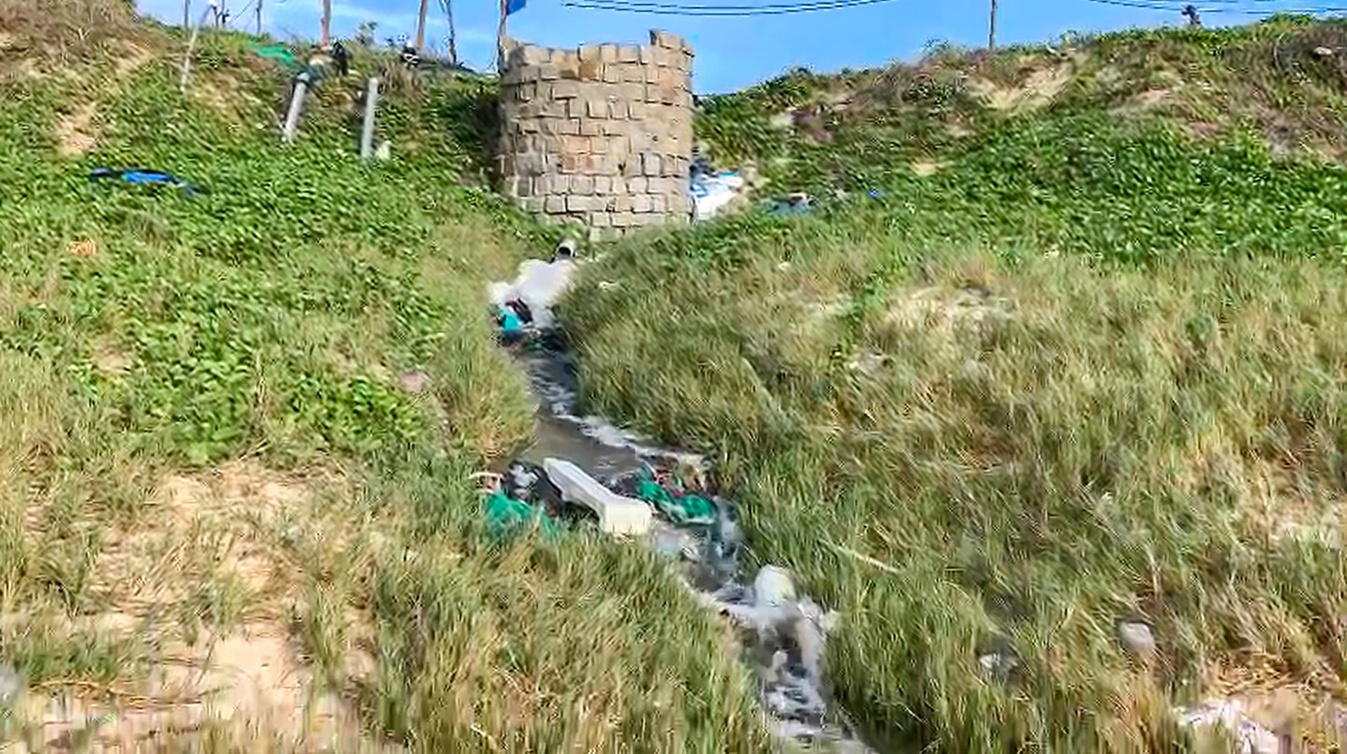 Nuoc thai gay o nhiem bien anh 4