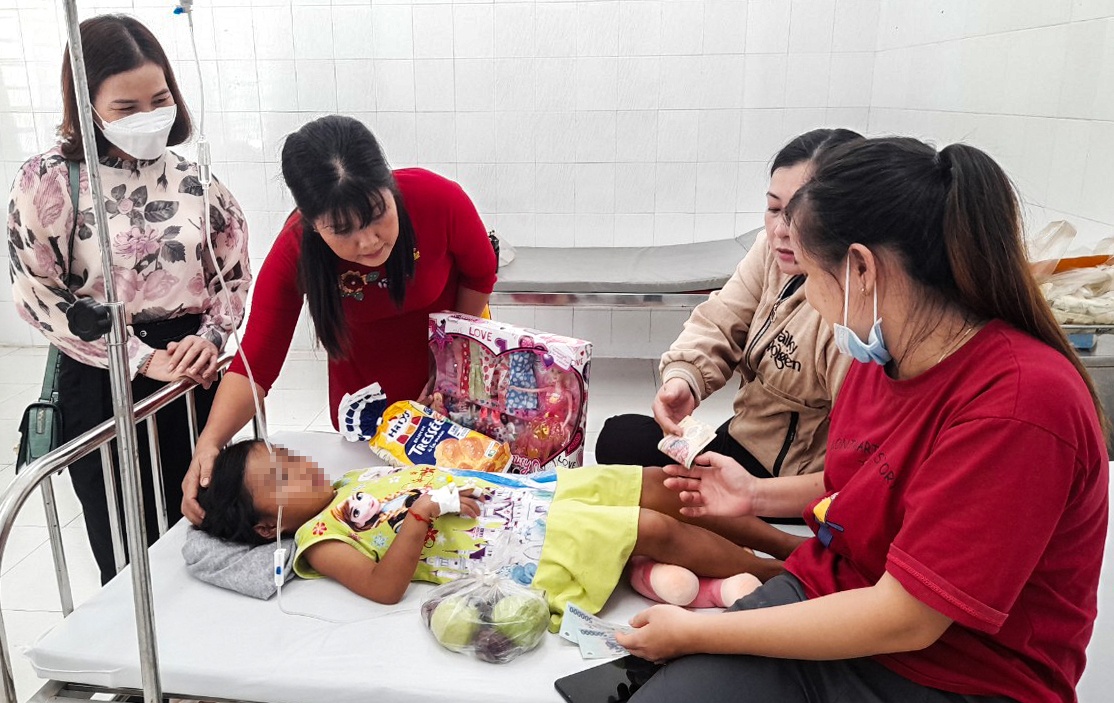 Se giao be gai 7 tuoi bi bao hanh cho cha ruot hinh anh