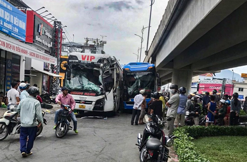 Hai xe khach tong nhau khien mot nguoi chet hinh anh