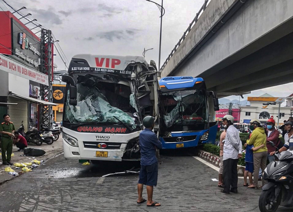 Oto giuong nam vuot den do gay tai nan, mot nguoi chet hinh anh