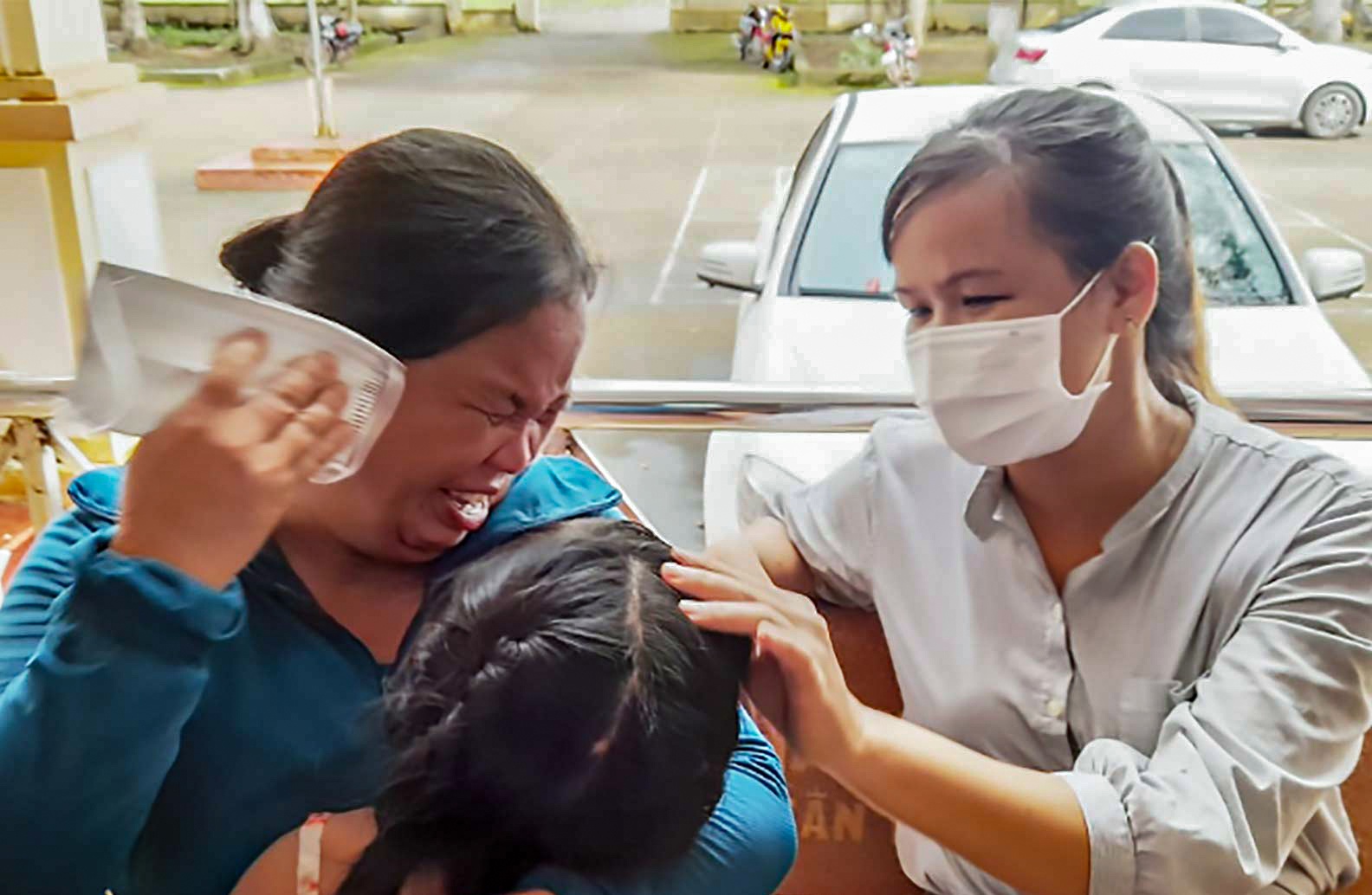 Chau be 7 tuoi bi bao hanh duoc giao cho bo ruot hinh anh