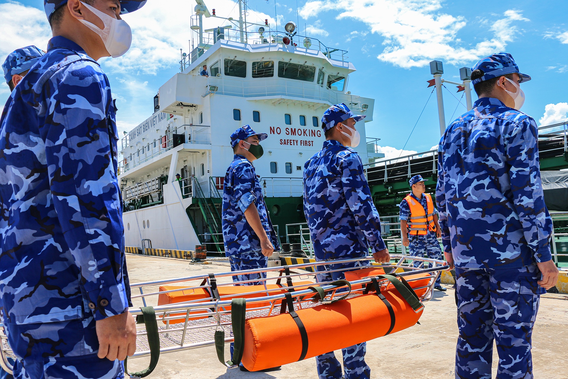 Can canh tau Canh sat bien 7011 anh 9