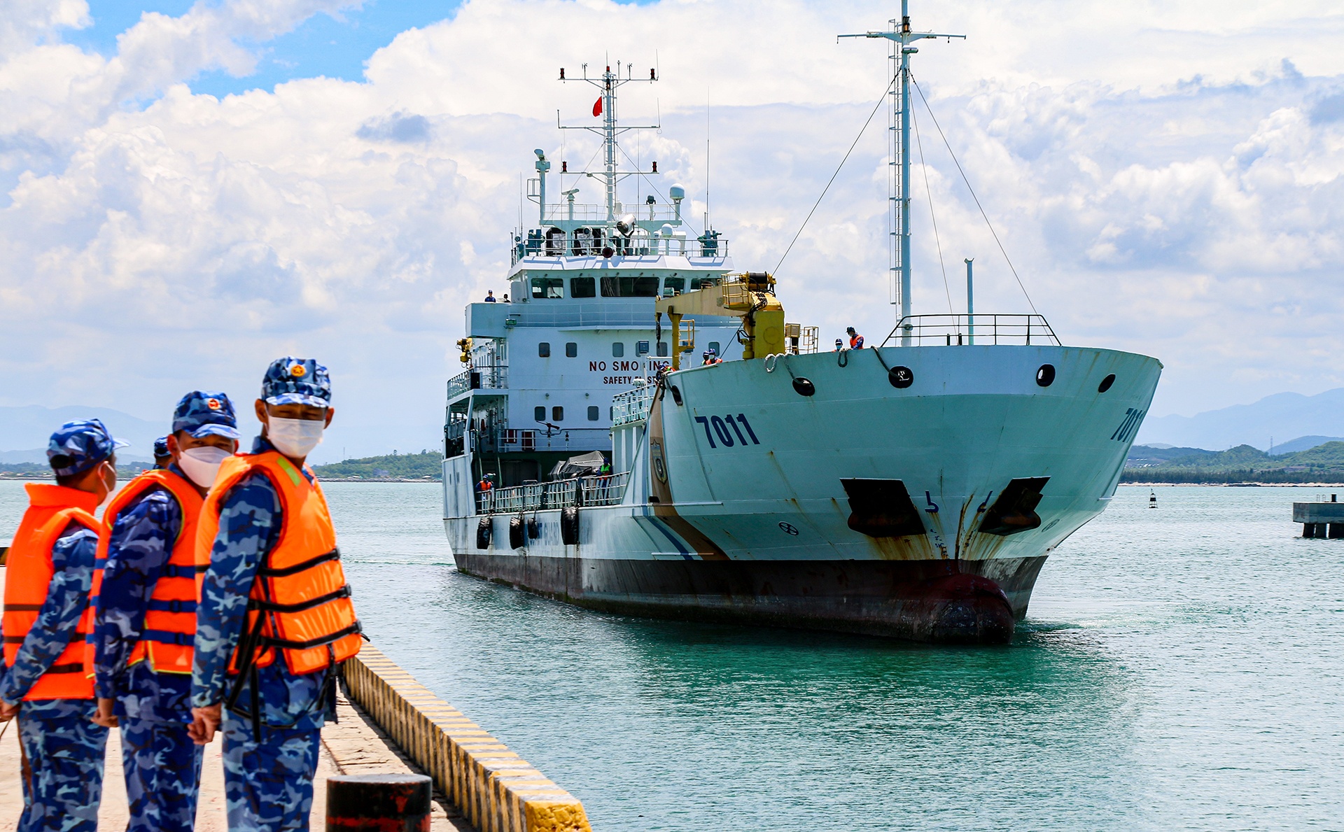 Can canh tau Canh sat bien 7011 anh 1