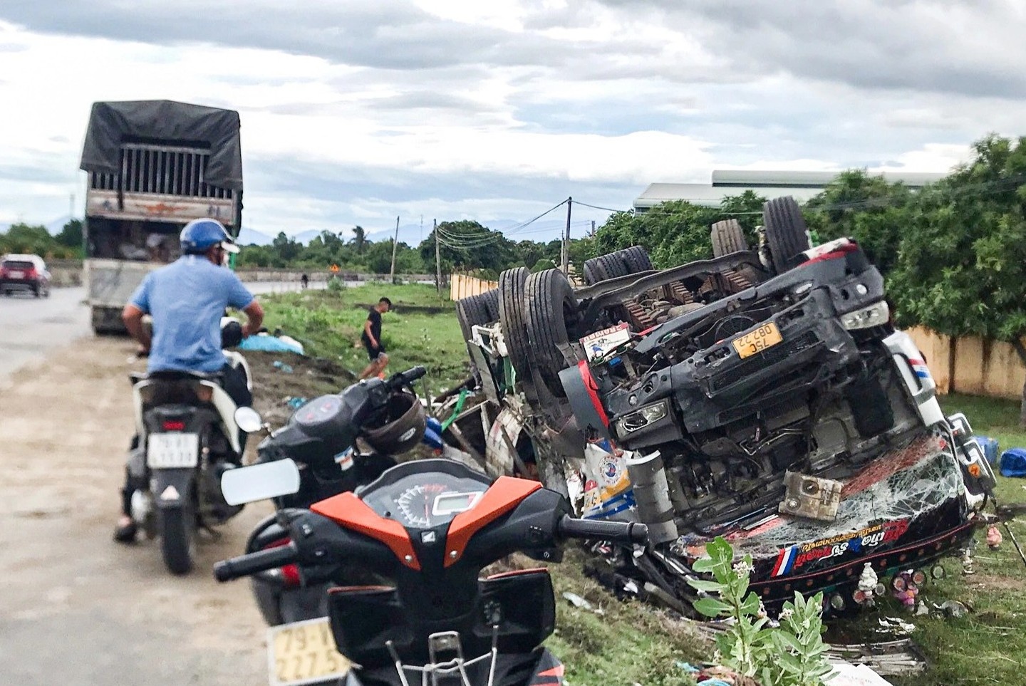 Thoat chet khi oto tai lat, tai xe bi xe khach tong tu vong hinh anh