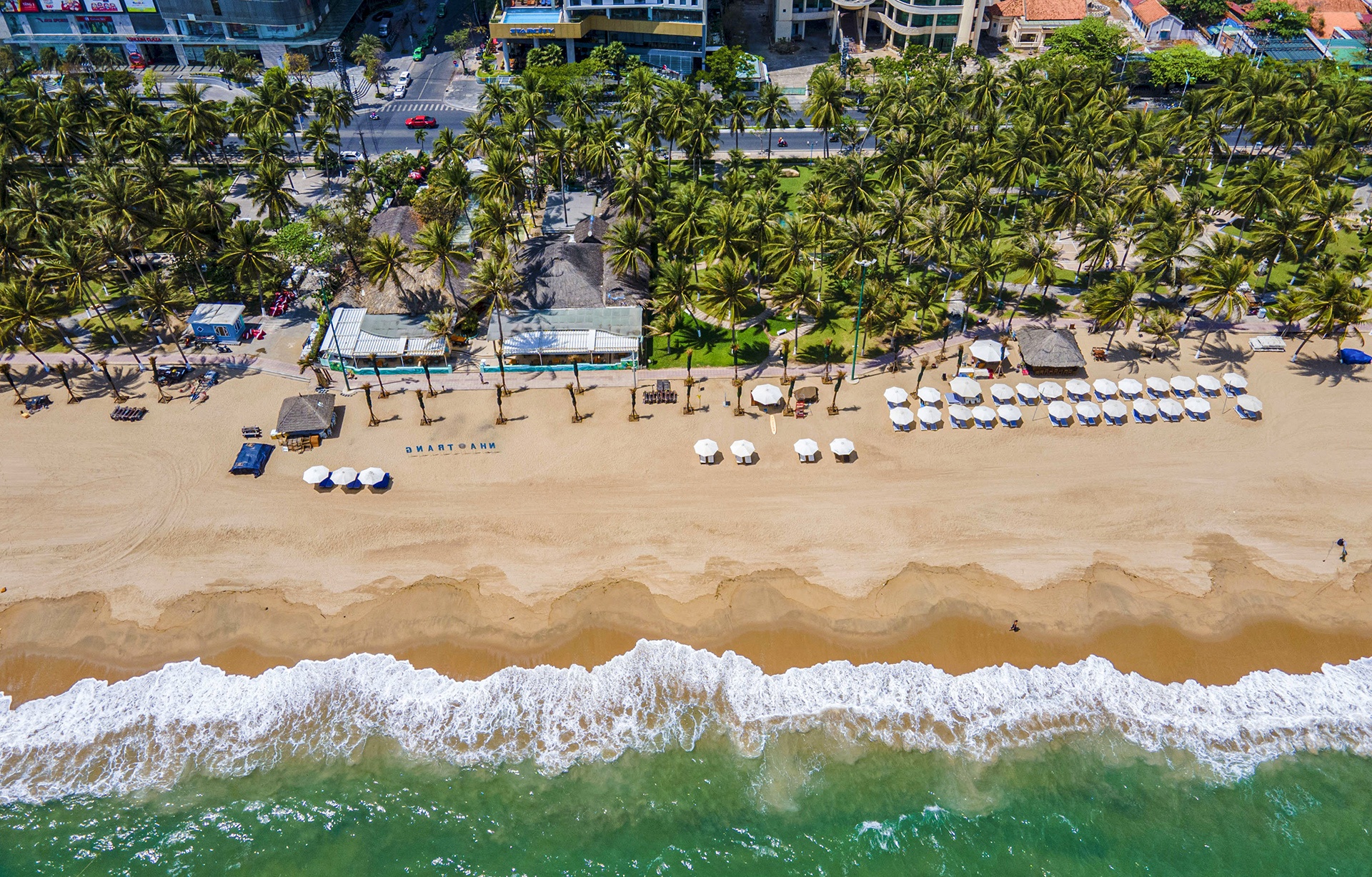 Loat cong trinh dang chan bien Nha Trang hinh anh