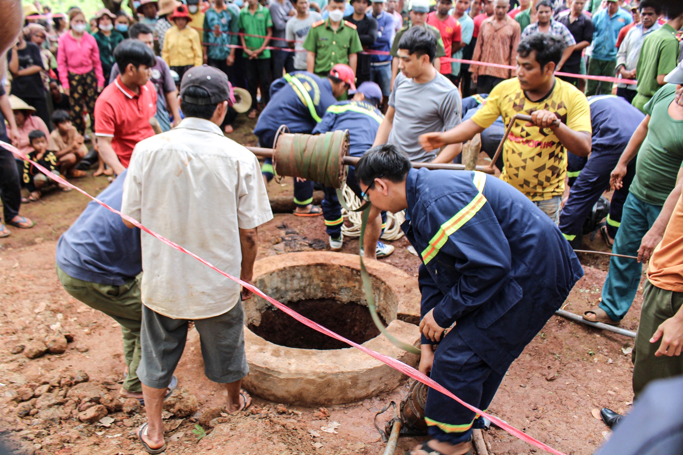 2 nguoi dan ong chet ngat duoi gieng sau hinh anh
