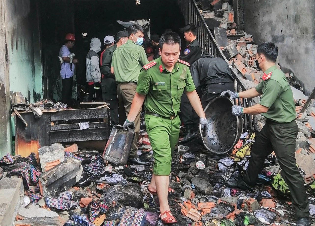 Cong an gap kho khi xac dinh nguyen nhan vu chay lam 3 me con tu vong hinh anh