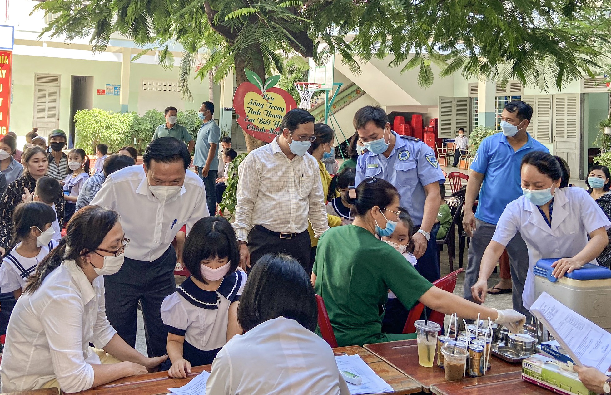 Nha Trang tiem vaccine anh 1