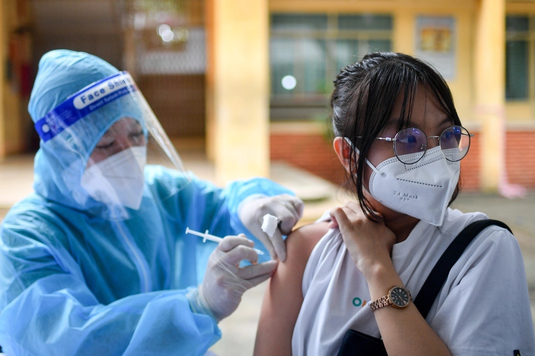 Nha Trang bac thong tin hoc sinh khong tiem vaccine phai hoc online hinh anh